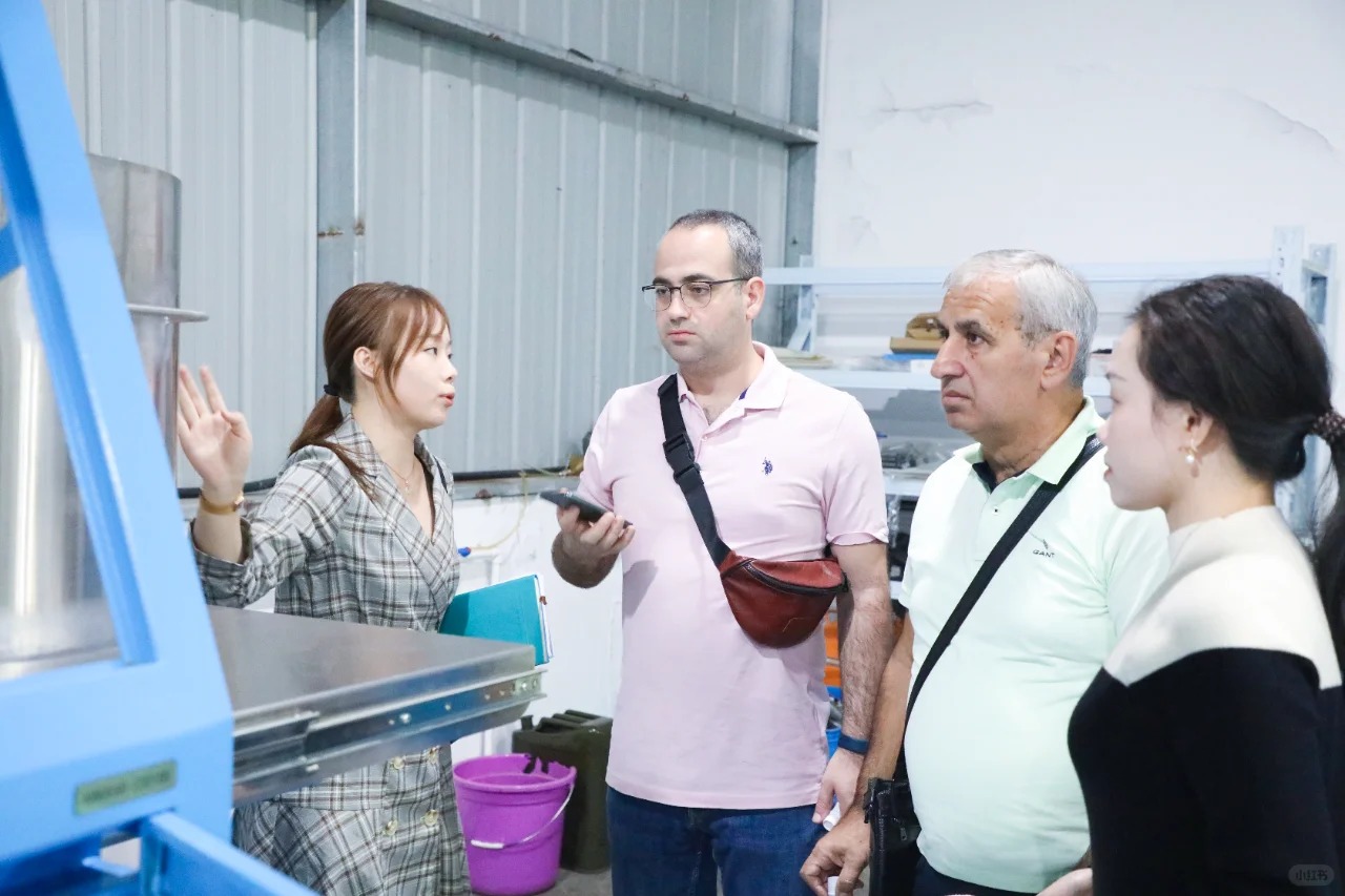 Kupci obiščejo LED Light Strip Factory, da raziščejo nove priložnosti za sodelovanje
